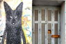 Αιχμηρή (και ενίοτε ρομαντική) street art στην Αθήνα