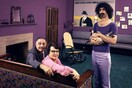 Οι ροκ σταρ των 70s φωτογραφίζονται με τους γονείς τους.