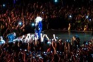 Η Beyonce αγαπά τους θαυμαστές της, ακόμα κι όταν την τραβούν κοντά τους...