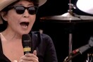 Η Yoko Ono στην πιθανόν χειρότερη περφόρμανς της ιστορίας του Glastonbury