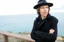 Η επιστροφή του Beck σε ένα κόσμο γεμάτο πειραματική μουσική