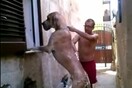 Να πώς να πλύνετε έναν σκύλο που δεν χωρά στο μπάνιο