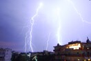 Από το ίδιο σημείο: 16 εκπληκτικές φωτογραφίες των αποψινών κεραυνών
