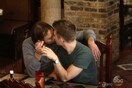 Τι κάνεις όταν ένα gay ζευγάρι αρχίσει τα φιλιά στο εστιατόριο;