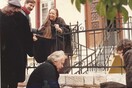 Τι κάνει ο Νίκος Κούνδουρος στην πόρτα της Μαρίζας Κωχ;