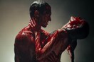 Ο Adam Levine και η σύζυγός του γυμνοί για το αναπάντεχα splatter videoclip των Μaroon5