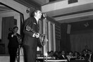  Ο σερ του ελληνικού τραγουδιού γεννιέται το 1922 στο Περιστέρι