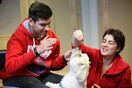 Πέντε εθελοντές στη Θεσσαλονίκη φέρνουν σε επαφή άτομα με ειδικές ανάγκες με σκυλιά!