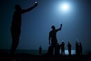 Mετανάστες ψάχνουν για σήμα