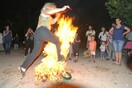 Πηδώντας φωτιές στην Κουμουνδούρου