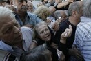 25 εικόνες από την απόγνωση των ηλικιωμένων σήμερα στις τράπεζες