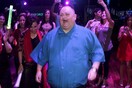 Το απίστευτο πάρτι για τον Dancing Man - τον άντρα που έπεσε θύμα bullying για τα κιλά του