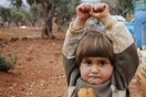 Το oρφανό αγοράκι από τη Συρία που νόμιζε πως η κάμερα είναι όπλο και «παραδόθηκε»