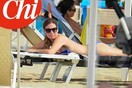 H Ιταλίδα Υπουργός που έκανε ηλιοθεραπεία τόπλες