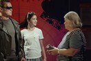 O Άρνολντ Σβαρτζενέγκερ σπάει πλάκα με τους φαν του ως Terminator