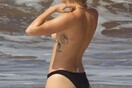 H Miley Cyrus το διασκεδάζει topless στην Χαβάη