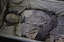Ένας καλά διατηρημένος επίσκοπος και ένα βρέφος στον ίδιο τάφο