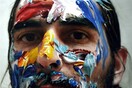 Στην αρχή νομίζεις πως είναι απλά ένας άντρας που έχει ρίξει μπογιά στο πρόσωπό του