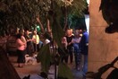 15 πράγματα που άκουσα χτες βράδυ στη μεγάλη ουρά έξω από ΑΤΜ