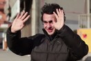 Μια ολόκληρη γειτονιά έμαθε στα κρυφά τη νοηματική γλώσσα για να φτιάξει τη μέρα ενός κωφού