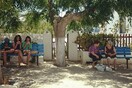 Αυτή η φωτογραφία περιγράφει χωρίς λόγια το χάσμα των γενεών σήμερα στην Ελλάδα