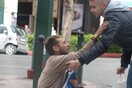 Συνέβη χθες στην Πανεπιστημίου - οι τέσσερις φωτογραφίες με τον άγνωστο που αγόρασε παπούτσια σε άστεγο