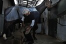 Ο Βασίλης Βρεττός φωτογραφίζει 40 πρόσωπα να σκηνοθετούν τον εαυτό τους 