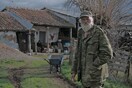 Ζώντας σε μια καλύβα με τη μάνα του και 30 πρόβατα