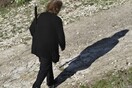 «Φρουρός των συνόρων»: η γυναίκα που ζει ολομόναχη σε ένα χωριό της οριογραμμής με την Αλβανία