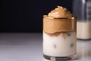 Dalgona coffee, τσιγάρο και φιλότιμο
