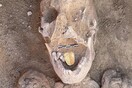 Σπάνιο εύρημα: Αρχαιολόγοι ανακάλυψαν μούμια 2.000 ετών με χρυσή γλώσσα