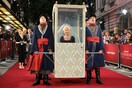 Η βασιλική άφιξη της Έλεν Μίρεν στην επίσημη πρεμιέρα της νέας σειράς του HBO «Αικατερίνη η Μεγάλη»