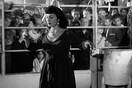 Και αυτός, «Μην κλαις, μην τραγουδάς», της λέει