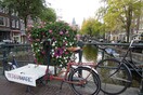 Άμστερνταμ: Ο δήμος τοποθετεί λουλούδια για να μην παρκάρουν οι ποδηλάτες στις γέφυρες