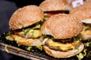 «Για να λέγεται μπέργκερ πρέπει να έχει κρέας»: Ενώσεις πιέζουν την ΕΕ για «παραπλανητικές vegan ονομασίες»