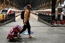 Σε αντίθεση με την υπόλοιπη Ευρώπη, η Ελλάδα επιτρέπει τις πτήσεις από και προς το Ηνωμένο Βασίλειο.
