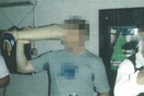 Guardian: Αντιδράσεις για φωτογραφία Αυστραλού στρατιώτη που πίνει μπύρα από προσθετικό πόδι νεκρού Ταλιμπάν