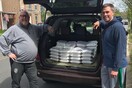 Δύο μπαμπάδες μοιράζουν χιλιάδες γλυκά για «ευχαριστώ» σε όσους δουλεύουν στην πανδημία