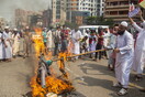 Μπαγκλαντές: Εξαγριωμένο πλήθος ξυλοκόπησε μέχρι θανάτου και έκαψε άνδρα- Επειδή «βεβήλωσε το Κοράνι»