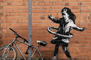 Banksy: Το mural με το κορίτσι που κάνει χούλα χουπ πωλήθηκε σε γκαλερί «μαζί με τον τοίχο»