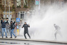 Ολλανδία: Επεισόδια και συλλήψεις σε συγκεντρώσεις κατά της απαγόρευσης κυκλοφορίας