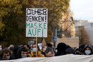 Διαδηλώσεις στην Ευρώπη για τα αυστηρά lockdown: «Προστασία χωρίς να σκοτώσουμε την οικονομία»