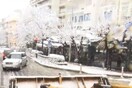 Κακοκαιρία: Εκχιονιστικό μηχάνημα στο Κολωνάκι - Πυκνή χιονόπτωση στο κέντρο της Αθήνας