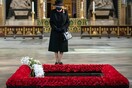 Η βασίλισσα Ελισάβετ εμφανίστηκε πρώτη φορά δημοσίως με μάσκα