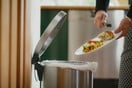 Έρευνα ΑΠΘ: Πόσο φαγητό πετούν οι Έλληνες - Το τρόφιμο που καταλήγει συχνότερα στα σκουπίδια