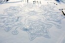 Φινλανδία: Ο Janne Pyykko και 12 εθελοντές «κέντησαν» ένα χιονισμένο γήπεδο γκολφ με τα παγοπέδιλά τους
