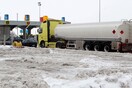 Αττική οδός: Κλειστή η διέλευση για τα φορτηγά λόγω της σφοδρής χιονόπτωσης