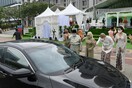 Ζευγάρι στην Μαλαισία διοργάνωσε drive-thru γάμο με 10.000 καλεσμένους