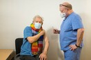 Ο σερ Ίαν ΜακΚέλεν αισθάνεται «ευφορία» που εμβολιάστηκε κατά του κορωνοϊού