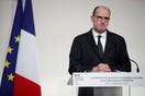 Το έχουν πάθει όλοι: Ο Γάλλος πρωθυπουργός ψάχνει τα γυαλιά του, ενώ τα φορά